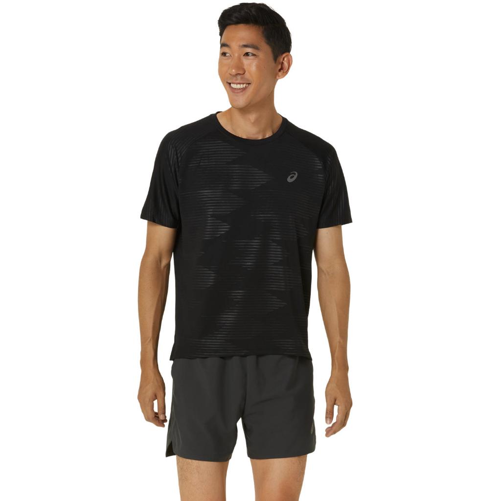 ASICS : MEN GRAPHIC EMBOSS SS TOP MEN RUNNING ผู้ชาย เสื้อคอกลม ของแท้ PERFORMANCE BLACK