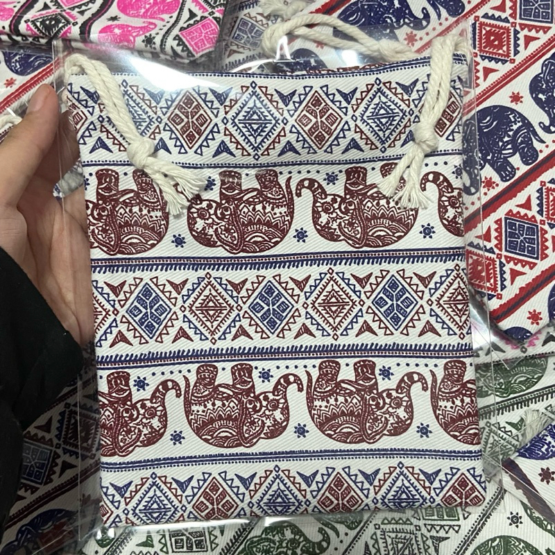 กระเป๋าหรูดลายช้าง กระเป๋าใส่เครื่องสำอาง ของฝากยอดฮิตคละลายค่ะ