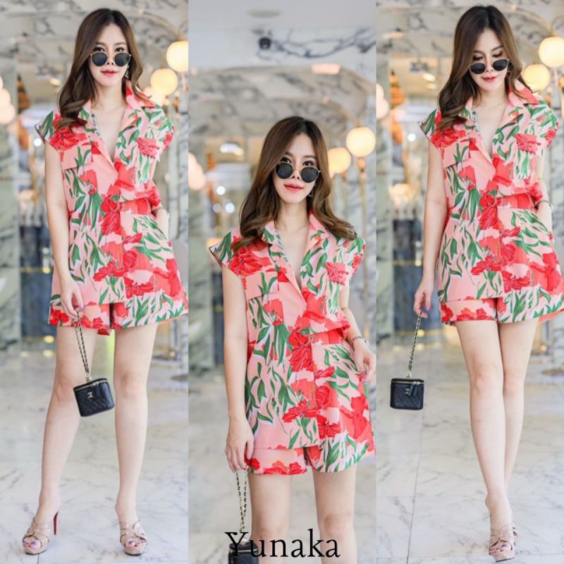 เซตเสื้อเชิ้ตไหล่ล้ำ แขนกุด กระดุมหน้า ใส่คู่กับกางเกงขาสั้น เอวสูง
