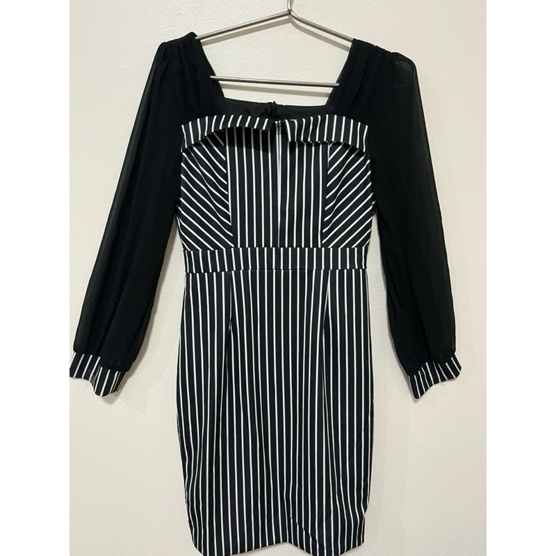 F27เดรสทรงเข้ารูปลายทาง