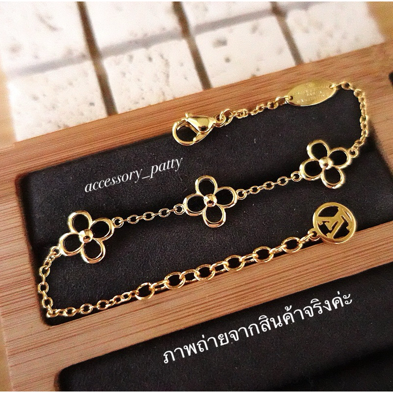 New สร้อยข้อมือ รุ่นL-v07 ลายดอกไม่ฉลุ เรียบหรูแต่ดูแพงนะคะ งานเกรดเป๊ะครบจุดค่ะ