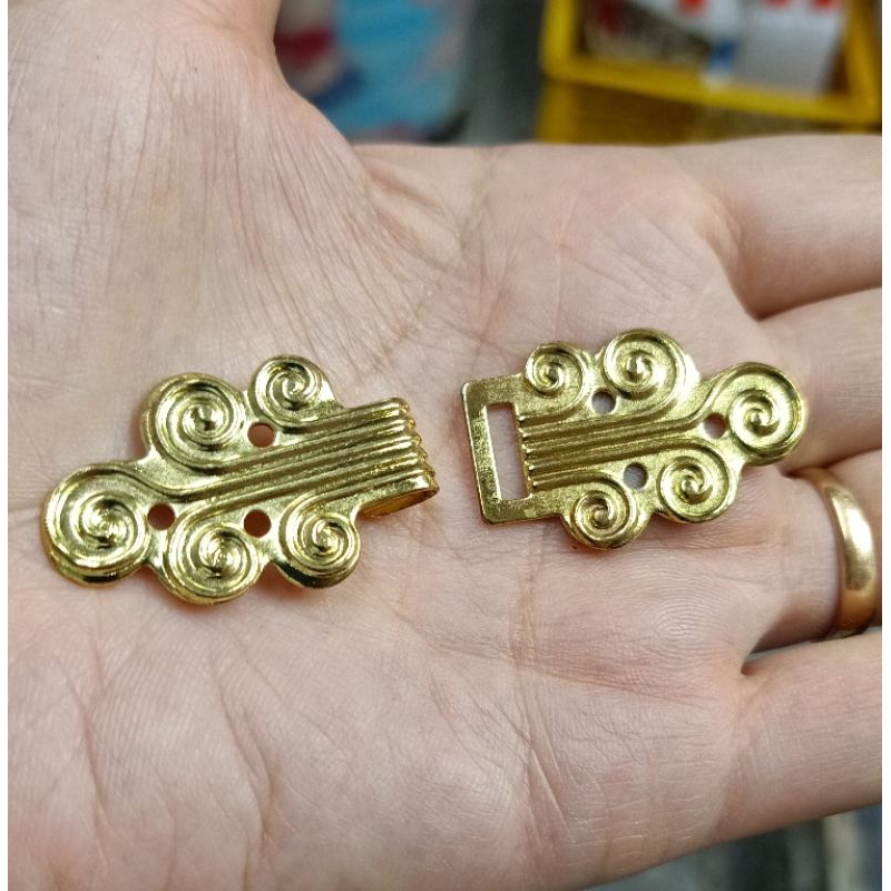 ตะขอเกี่ยวเสื้อคุม ถอดกลางได้ค่ะ. ใช้เหมือนกระดุมจีนค่ะ