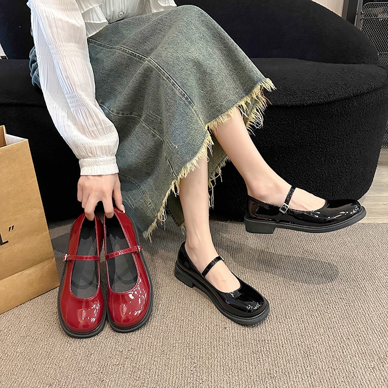 ส่งจากคลังสินค้าไทย รองเท้าหนังขัดมัน ใส่เเล้วเท่ขาววินเทจ 2สี เเดง/ดำ