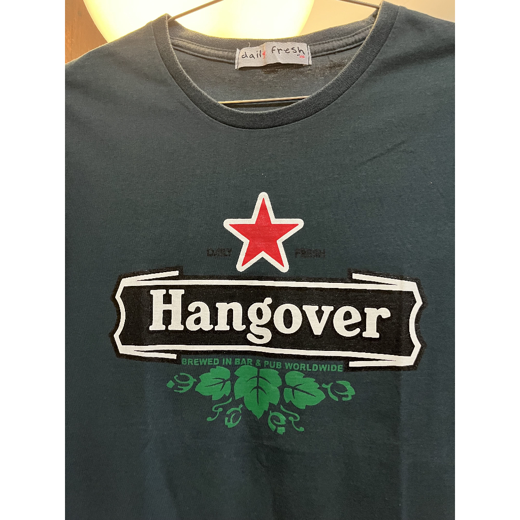 เสื้อยืด แบรนด์ Daily Fresh สีเขียว ลาย Hang Over Size M (สินค้ามือสองคุณภาพดีมาก)