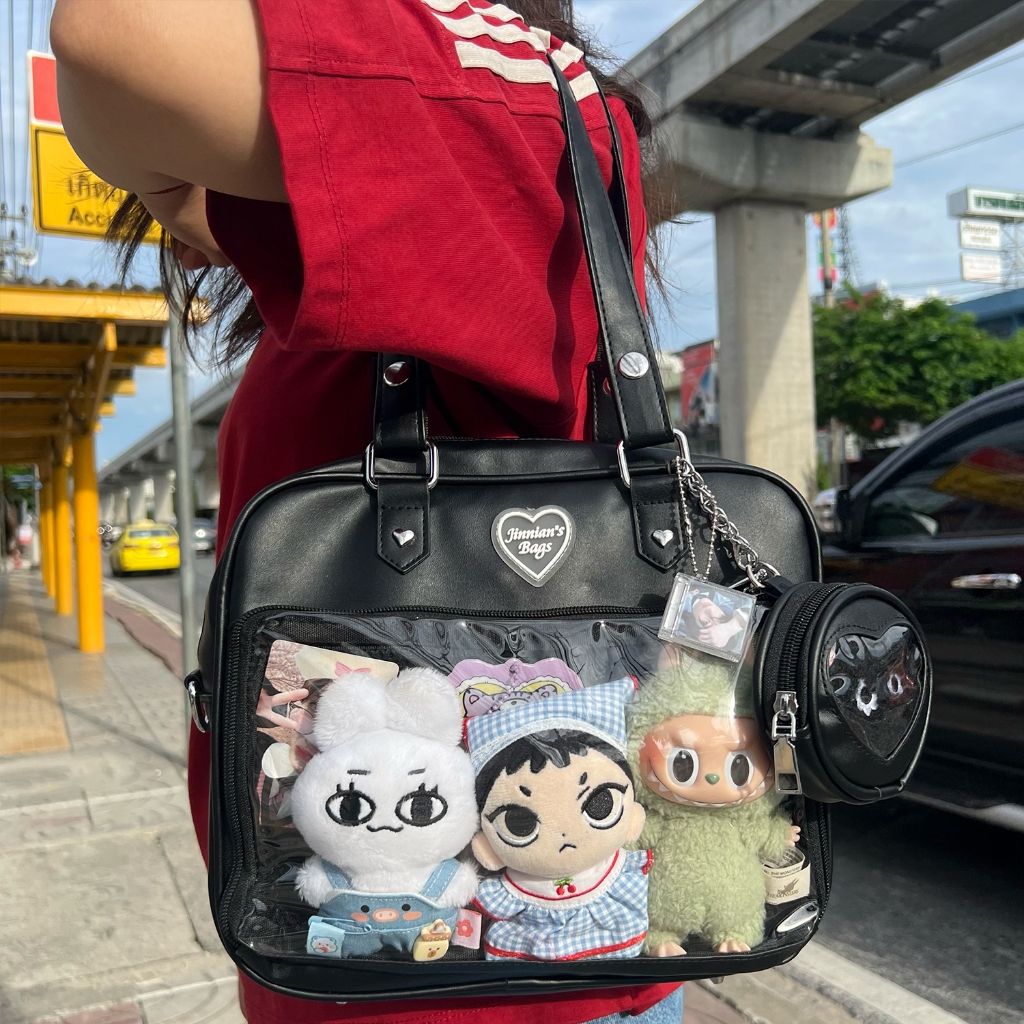 (พร้อมส่ง) กระเป๋าไปคอนเสิร์ต กระเป๋าโชว์ตุ๊กตาของ สะพายได้ 2 แบบ – ร้านไทย ราคา ถูกที่สุด ดีลบีเคเค แกลเลอรีภาพที่ 2