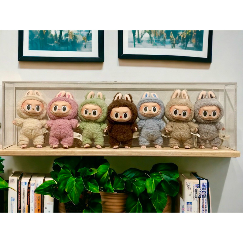 พร้อมส่ง - กล่องอะคริลิค พร้อมที่ยืนพิง(มีรูป) ฐานไม้ ขนาด 63*10 สูง 19 เซน กล่องใส่ Labubu กล่องครอบโมเดล สินค้าแข็งแรง