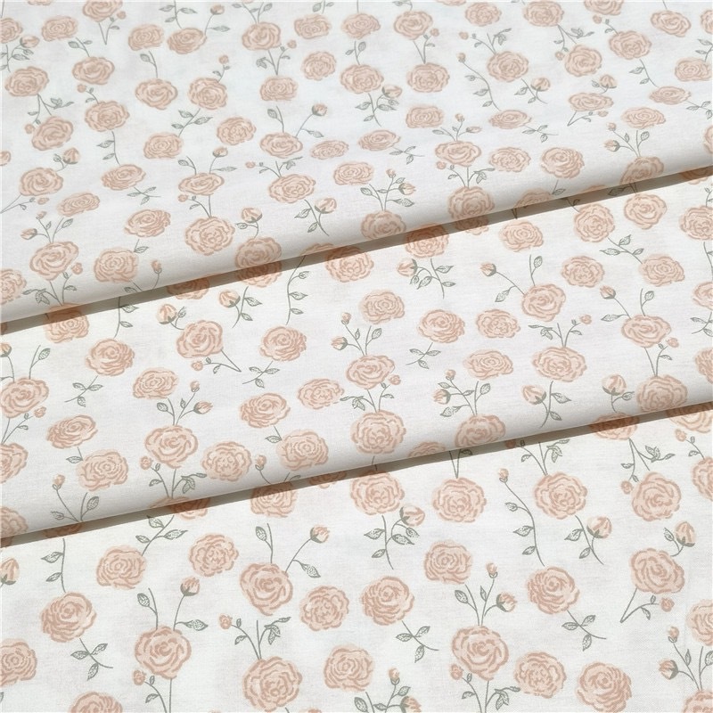 ผ้าคอตตอน 100% ทอทวิล หน้ากว้าง 2.35 เมตร ตัดขายเป็นเมตรๆ พิมพ์ลายกุหลาบน้ำตาลพื้นขาว