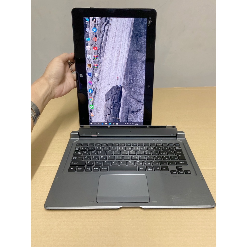 แท็บเล็ต 2in1พร้อมคีย์บร์อด Fujitsu ArrowsTab Q665/M Intel CoreM-5Y31(RAM:8GB/SSD:128GB)ขนาด11.6นิ้ว