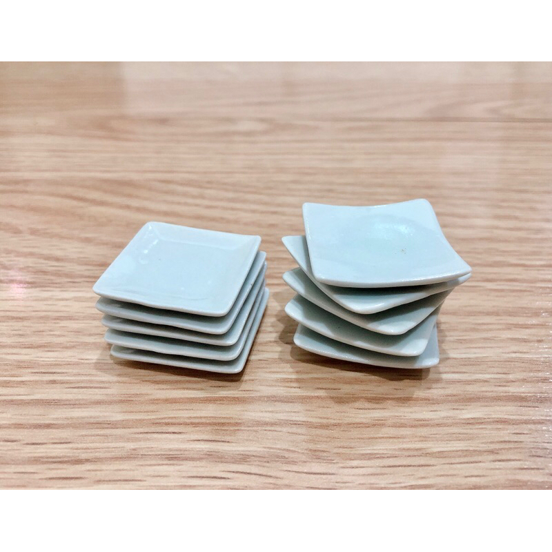 จานเซรามิค ทรงสี่เหลี่ยม 2 แบบ ขนาด 3x3 cm. ราคา/ชิ้น