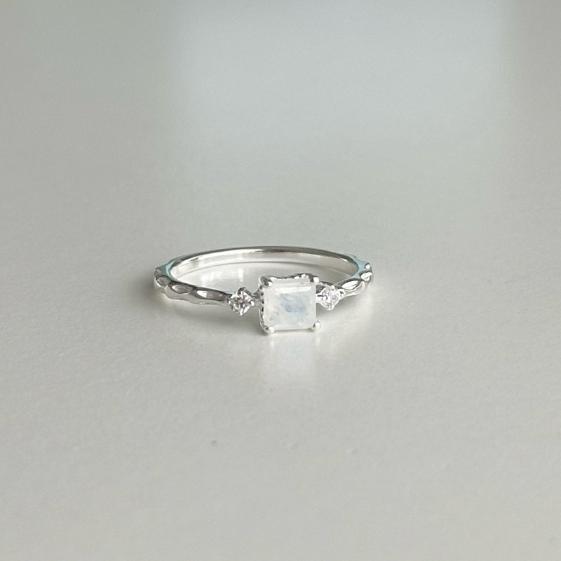 winterwinter silver925 jewelry : แหวนมูนสโตน ทรงสี่เหลี่ยม ( moonstone )
