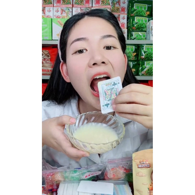 ขนมกระดาษจีน (รูปไพ่ ทำมาจากแป้งข้าว) สามารถทานได้