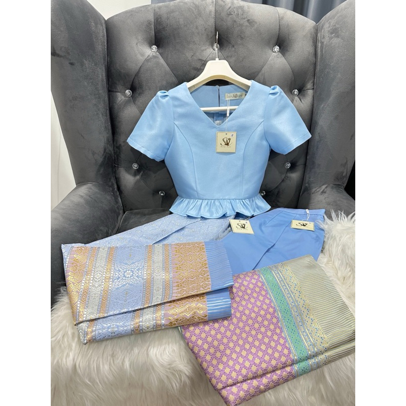 Sira Siri ชุดไทยสีฟ้า ชุดวันแม่ เสื้อผ้าไหมอิตาลี สีฟ้า คอวี แต่งชายระบาย แมทช์กับผ้าถุงสำเร็จรูปทอลายสวยๆ