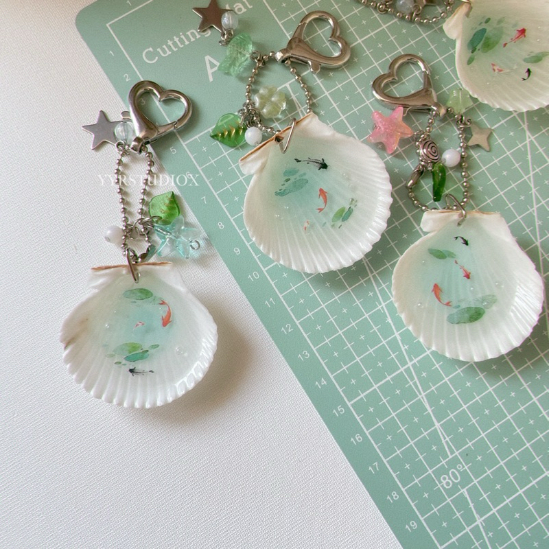 YYRSTUDIOX - Koi shell keychain พวกกุญแจเปลือกหอย ปลาทอง ใบโคลเวอร์🤍