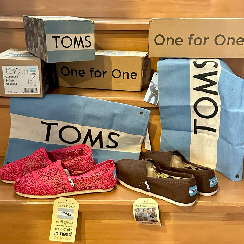 (อ่านรายละเอียดก่อนสังซื้อ)  ของแท้ Toms original แถมกระเป๋าผ้า  สีชมพูผ้าลูกไม้ / สีน้ำตาลผ้าทึบ ไซส์ 5.5 – 6.อา ราคา ถูกที่สุด ดีลบีเคเค รูปภาพหลัก