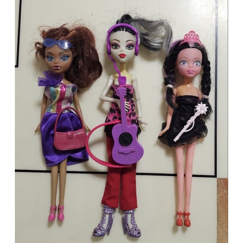 Used Monster high มอนสเตอร์ไฮมือสอง บาร์บี้ปีศาจพร้อมของตกแต่งตามรูป