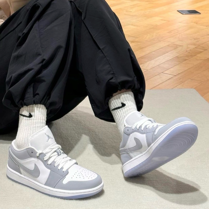 [รอสินค้า 2-5วัน] NIKE W Jordan 1 Low White Wolf Grey แท้ 100% (DC0774-105)
