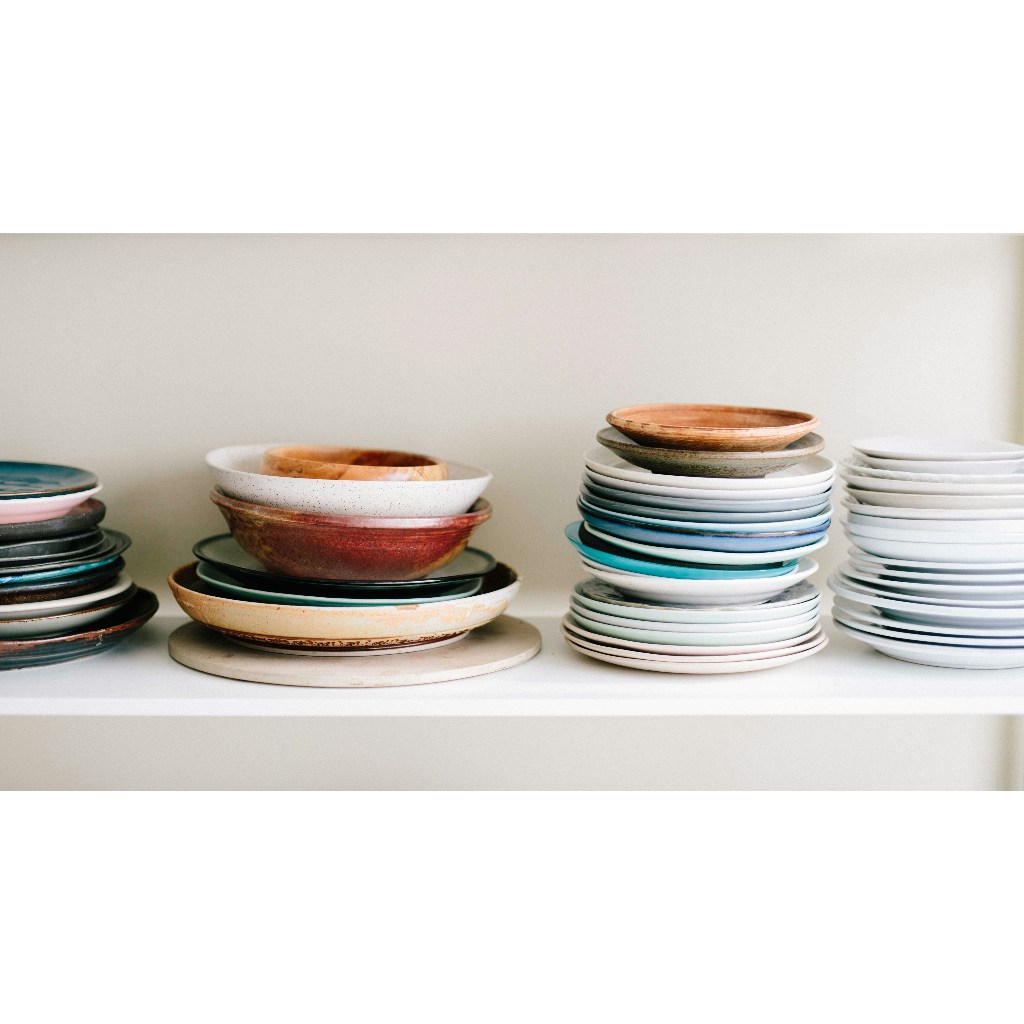 ชุดจานชาม Set of plates and bowls