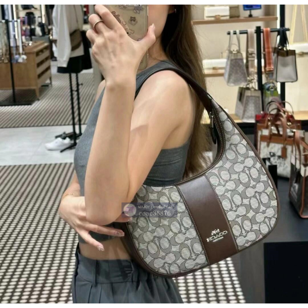 แท้💯% Outlet 11.2 นิ้ว Carmen Shoulder Bag กระเป๋าสะพายข้างใต้วงแขนสำหรับผู้หญิง กระเป๋าถือพระจันทร์ครึ่งเสี้ยว