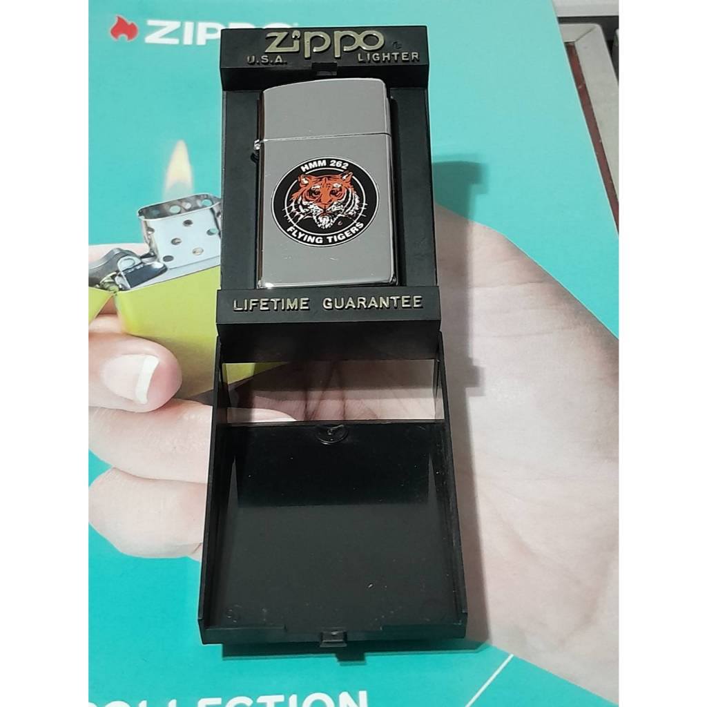 ZIPPO SLIM  HIGH POLISH CHROME  FLYING TIGERS ชื่อหน่วยรบ ของอเมริกา  สีเงินผิวโครเมี่ยม ขนาดสลิม ผล