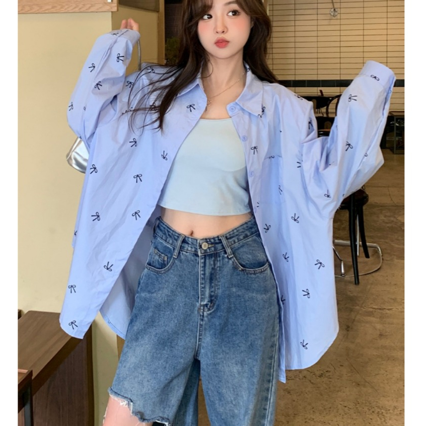 (พร้อมส่ง) Clothestoryy - เสื้อเชิ้ตแขนยาว สกีนลายโบว์รอบตัว มีฟองน้ำบางๆเสริมไหล่