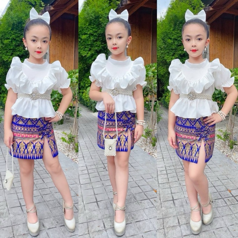 ชุดไทยประยุกต์เสื้อคอตั้งแขนตุ๊กตาแต่งระบายอก +กระโปรงสั้นแต่งโบว์ พร้อมโบว์ผูกผม