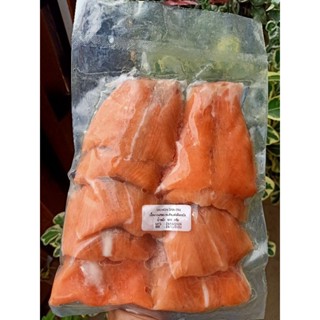 หางแซลมอนติดหนัง แพ็คละ 500กรัม 1แพ็คมีประมาณ6ชิ้น