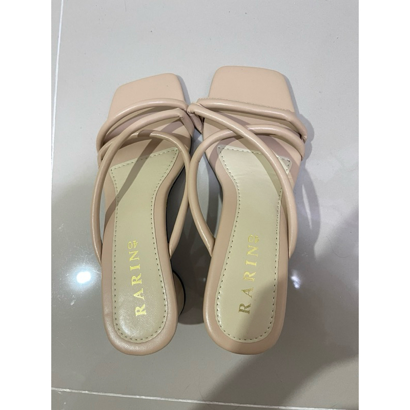 รองเท้ามีส้น มือสอง ไม่ผ่านการใช้งาน Rarin