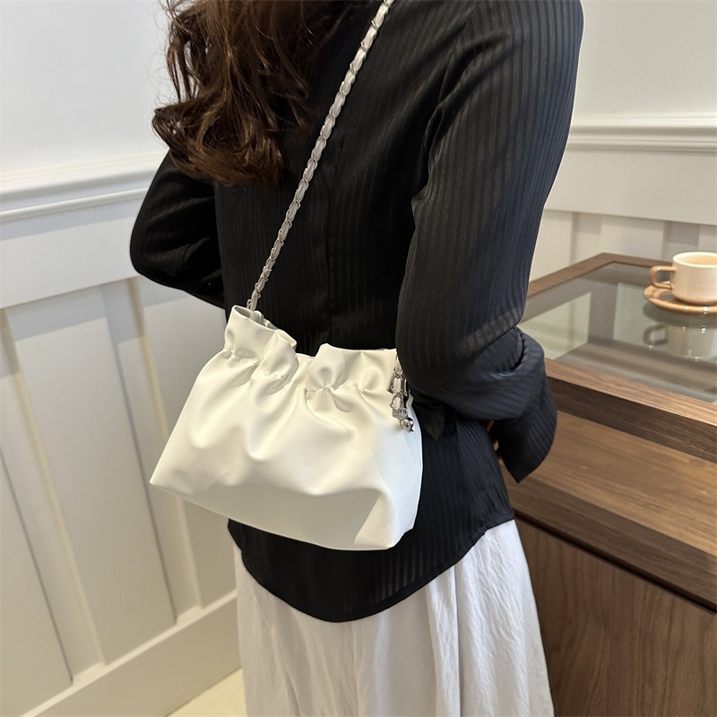 ✨KakBags กระเป๋าสะพายหลังสายโซ่ออกแบบเฉพาะของเกาหลีผู้หญิงระดับไฮเอนด์หนังมันแว็กซ์กระเป๋าเป้สะพายหลังขนาดเล็ก