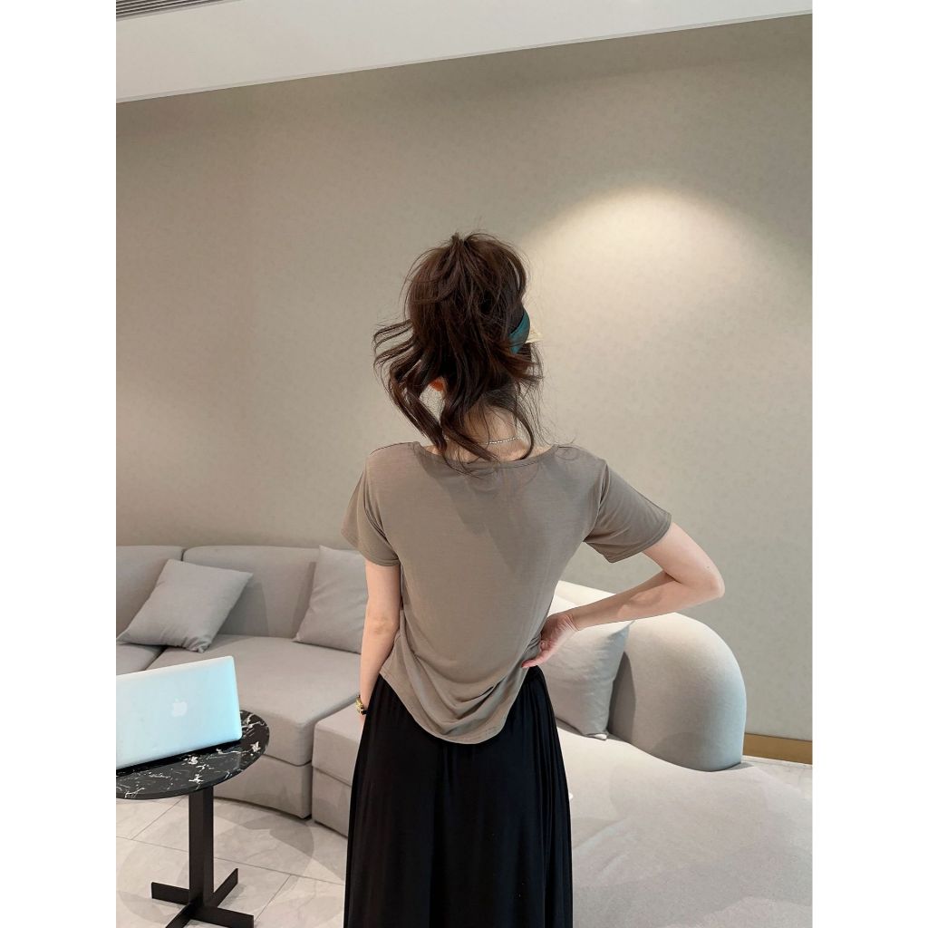 2403 เสื้อยืดคอเหลี่ยมแขนสั้น ชายโคร่งสีพื้น เนื้อผ้าเรย่อน คอต่ำ เนื้อผ้านิ่มบางเบาใส่สบาย Modal T-shirts ราคา ถูกที่สุด ดีลบีเคเค แกลเลอรีภาพที่ 7