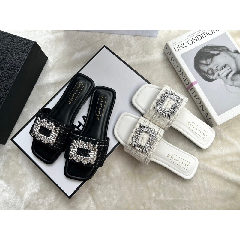 💎Rinya Shoes💎รองเท้าแตะแบบสวมผ้าทวิตแต่งอะไหล่เพชรเทียม(36-45)สินค้าพร้อมส่ง