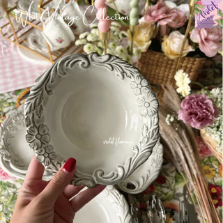 Violet Flamingo [สินค้าพร้อมส่งจากไทย] จานสีขาวสไตล์วินเทจ รุ่น Vintage White จานเซรามิคสลักลายดอกไม้รอบจาน