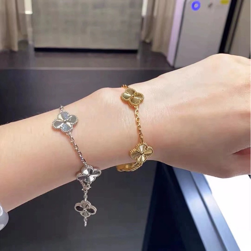 สินค้าขายดี สร้อยข้อมือ กำไลมือ พีเมี่ยมรายดอก ใส่ไม่ลอกไม่ดำ สีทอง สีโรสโกลด์ สีเงิน