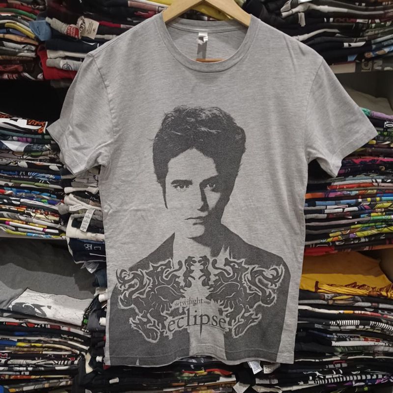 เสื้อยืดมือสอง ต่างประเทศ หนัง Movie พระเอก Vampire the twilight saga eclipse 2010 Size S-M อก19/ยาว