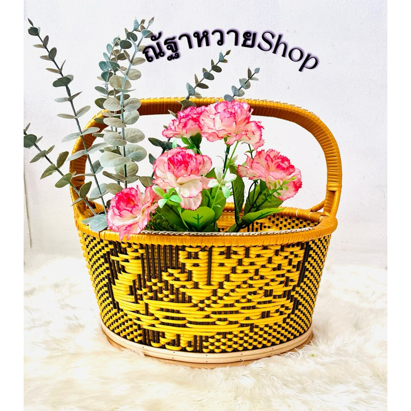 ตะกร้าหวายสานสำเร็จทรงรีลายนกยูง ขนาด ก*ย*สูง = 28*36*17.5 ซม.แถมผ้าผูกหูตะกร้าใส่ของไปวัดใส่ของใช้จุกจิกขึ้น สีสดใส