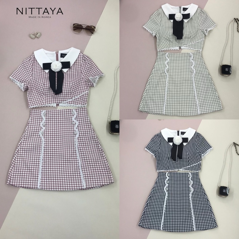 [NITTAYA] D2458 ชุดเซตเสื้อคอปกแขนสั้นลายชิโนริกระโปรงแต่งกระดุมเข็มกลัดโบว์ดอกไม้ดีไซน์น่ารักมาก ใส่เที่ยว คาเฟ่ ทำงาน