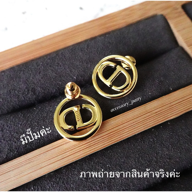 ต่างหูเรียบหรู ขนาด1.5cm ค่ะ ต้องดีไซน์นี้เลยค่ะ รุ่นD/02 งานก้านเงินแท้ สีทองแวววับสวยๆค่ะ งานสวยเป๊ะสุดๆค่ะ
