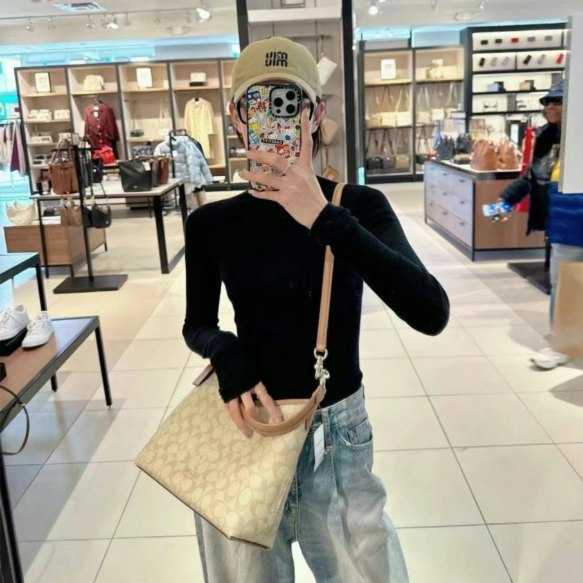 แท้💯%/Outlets ปลอดภาษี กระเป๋าสะพายข้างผู้หญิง Coach CR149 กระเป๋าถือ กระเป๋าสะพายไหล่ ทรงโท้ท สําหรับสตรี