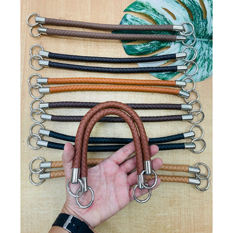 หูท่อเปียสั้น มีความยาว 35 เซนติเมตร มีหลายสีให้เลือก คู่ละ95บาท  สี่คู่ขึ้นไปคู่ละ90฿  12คู่ขึ้นไปคู่ละ 85 บาท