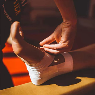 Sporttape Rigid Zinc Oxide Tape เทปล็อคข้อ เทปผ้าล็อค ฉีกง่าย สำหรับนักกีฬา (ขนาด 1 / 1.5 / 2 นิ้ว)