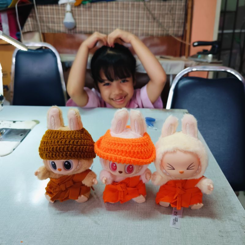 พร้อมส่ง ชุดลาบูบู้ ชุดพระลาบูบู้ v.2  ชุดเณรลาบูบู้ v.2ชุดชี ชุดปฏิบัติธรรม จีวรลาบูบู้ เสื้อลาบูบู้ v.2  labubu v.2 ราคา ถูกที่สุด ดีลบีเคเค แกลเลอรีภาพที่ 2