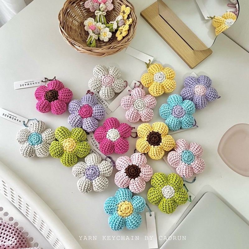 (สินค้าพร้อมส่ง)YARN KEYCHAIN พร้อมส่ง ไหมพรมถักทรงดอกไม้ พวงกุญแจ ของชำร่วย
