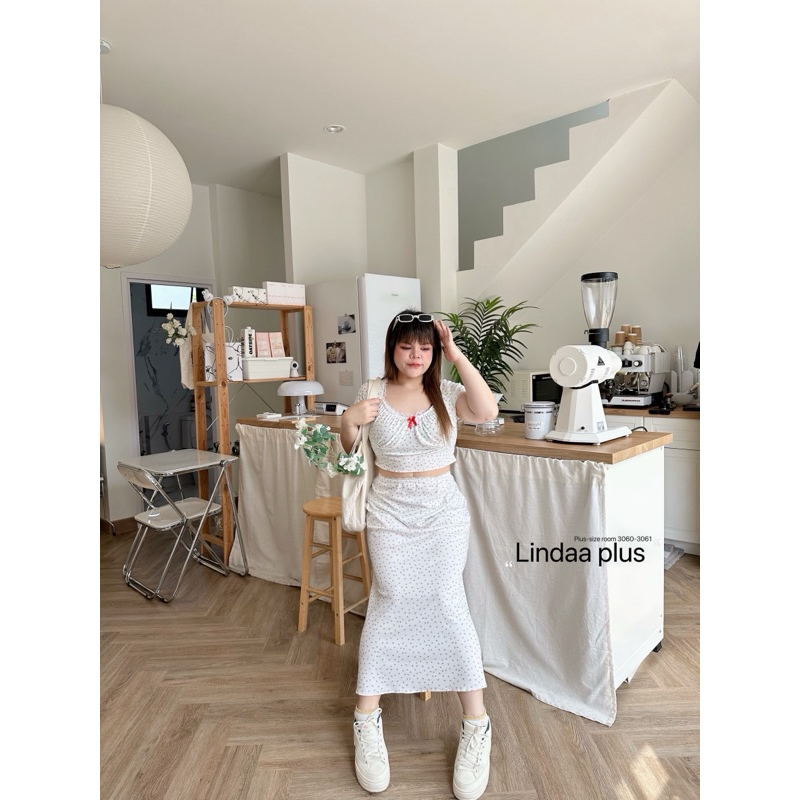 ชุดเซ็ต เสื้อคลอปคอเหลี่ยมแต่งลูกไม้+กระโปรงยาวทรงหางปลา ผ้าร่องปริ้นลายเนื้อนิ่มยืดสวยใส่สบาย
