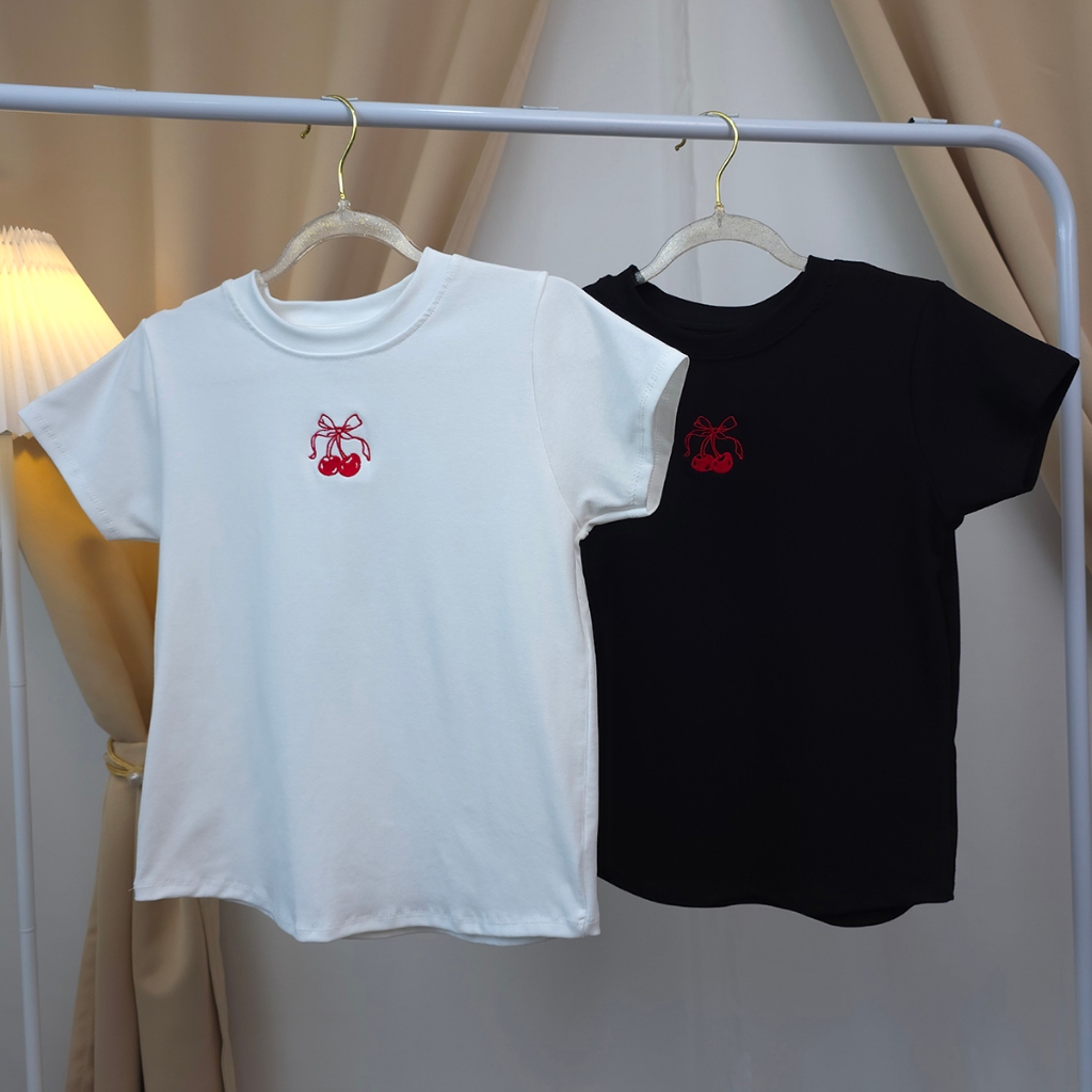 SpinnyHouse พร้อมส่ง เสื้อครอป baby tee ทรงฮิต ปักอกลายเชอร์รี่ ทรงเว้าเข้ารูป ผ้ายูนิยืดเยอะมาก รุ่น ลูกพลัม