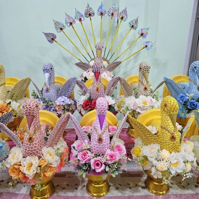 M01 พร้อมส่ง พานพุ่มนกยูงกฐิน พร้อมไม้เสียบธนบัตรใบโพธิ์ทองประดับพลอย 10 ชิ้น - รูปที่ 5