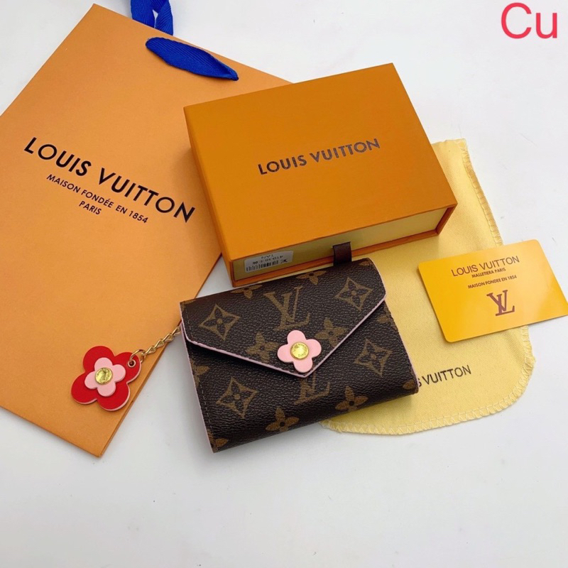 [พร้อมส่ง] กระเป๋าตังค์ใบสั้นพวงดอกไม้ สินค้าพร้อมกล่องค่ะ💯✨