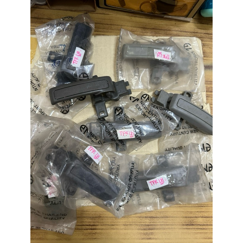 มือดึงใน ข้างซ้าย/LH. : ISUZU TFR KBZ โทนสีเทา