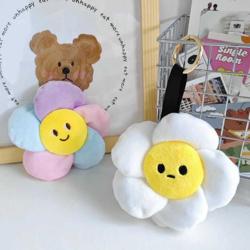 พวงกุญแจสำหรับห้อยกระเป๋า พวงกุญแจดอกไม้ พวงกุญแจเดซี่🌼 fluffy keychain พร้อมส่งจากไทย🚗