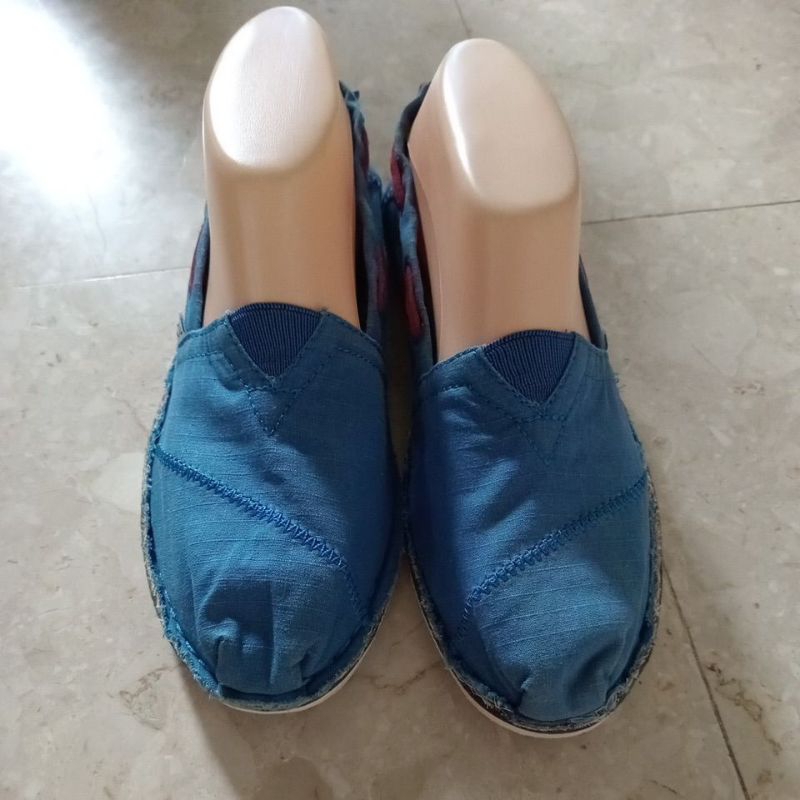 รองเท้าคัทชูแบบผ้าสีน้ำเงิน ยี่ห้อ TOMS แท้ (มือสอง)