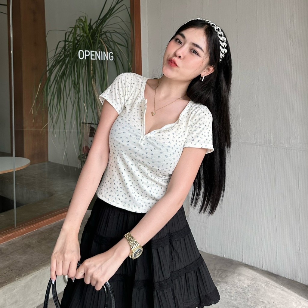 เสื้อยืดแขนสั้น ลายดอกไม้ สไตล์เกาหลี 🌸 กระดุมใช้งานได้จริง ผ้ายืดเยอะ สาวอวบใส่ได้ ทรงเข้ารูป รุ่น ลักขณา - รูปที่ 5