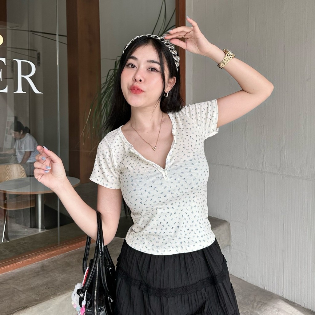 เสื้อยืดแขนสั้น ลายดอกไม้ สไตล์เกาหลี 🌸 กระดุมใช้งานได้จริง ผ้ายืดเยอะ สาวอวบใส่ได้ ทรงเข้ารูป รุ่น ลักขณา - รูปที่ 4